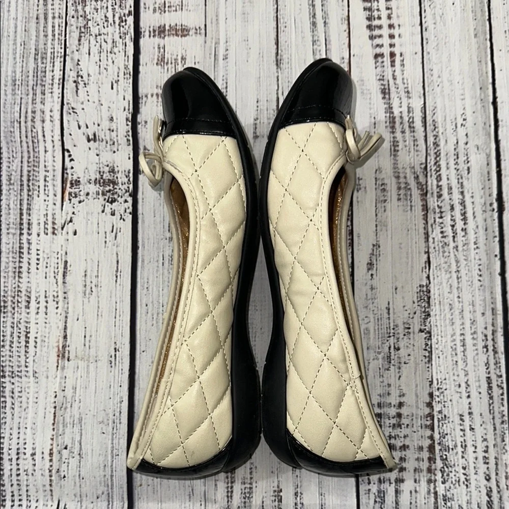 White Mountain Moondance Cream Quilted‎ Shoe Sz. 8